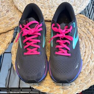 Women's Brooks Ghost 15 running shoes in the Black Aruba colorway size 11